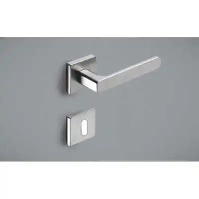 POIGNÉE DE PORTE AVEC ROSACE NANUSQ TROU DE CLÉ SATINÉ CEBI