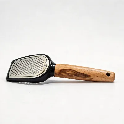 RÂPE À FROMAGE 20.5CM AVEC MANCHE EN BOIS